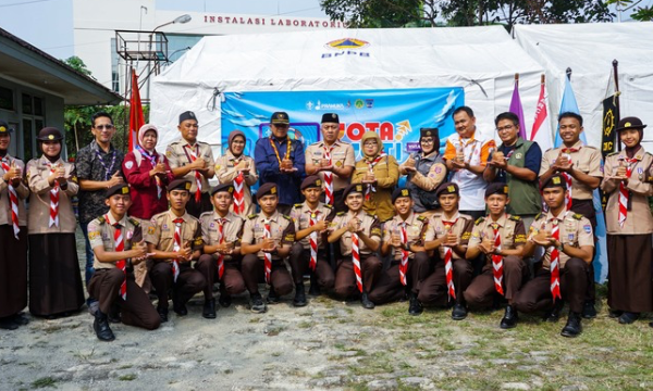 Sekretaris Daerah (Sekda) Kota Bogor yang juga Ketua Kwartir Cabang (Kwarcab) Gerakan Pramuka Kota Bogor, Denny Mulyadi, mengajak para Pramuka untuk memanfaatkan teknologi komunikasi sebagai sarana memperluas wawasan, menjalin persahabatan, dan membangun jejaring hingga tingkat internasional. (photo : kominfo)