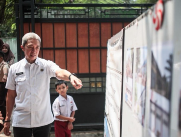 *Siaran Pers*
*Pemerintah Kota Bogor*

Dedie Rachim Apresiasi Program Revitalisasi Sekolah dari Pemerintah Pusat
_____

Sekolah Dasar Negeri (SDN) Semeru 6 Kota Bogor mendapat bantuan pemerintah melalui program revitalisasi satuan pendidikan, dari Kementerian Pendidikan Dasar dan Menengah (Kemendikdasmen) Direktorat Jenderal Pendidikan Anak Usia Dini, Pendidikan Dasar, Pendidikan Menengah, Direktorat Sekolah Dasar. 

Sebelum direvitalisasi, SDN Semeru 6 memerlukan sejumlah perbaikan, terutama pada bagian atap, ventilasi, dan sirkulasi udara. Pasalnya, beberapa bagian plafon sekolah sudah mengalami kerusakan, bahkan ada yang terjatuh.

Proses pembangunan dilaksanakan sesuai dengan regulasi melalui mekanisme swakelola oleh Panitia Pembangunan Satuan Pendidikan (P2SP), dengan anggaran sebesar Rp965.759.526 yang bersumber dari APB Kemendikdasmen.

Revitalisasi satuan pendidikan ini merupakan bagian dari program prioritas Presiden Prabowo Subianto dalam dua tahun pemerintahan Kabinet Merah Putih. Program tersebut mencakup revitalisasi sekolah, digitalisasi pembelajaran melalui Papan Interaktif Digital (PID), serta pembangunan Sekolah Nasional Terintegrasi (SNT).

Wali Kota Bogor, Dedie A. Rachim, mengatakan revitalisasi sekolah tersebut merupakan bagian dari upaya mendukung program Asta Cita.

