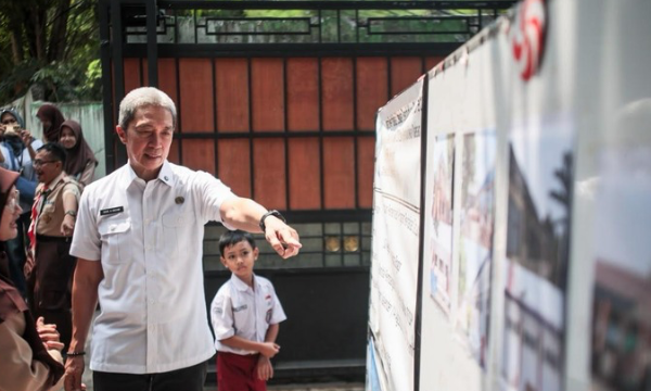 *Siaran Pers*
*Pemerintah Kota Bogor*

Dedie Rachim Apresiasi Program Revitalisasi Sekolah dari Pemerintah Pusat
_____

Sekolah Dasar Negeri (SDN) Semeru 6 Kota Bogor mendapat bantuan pemerintah melalui program revitalisasi satuan pendidikan, dari Kementerian Pendidikan Dasar dan Menengah (Kemendikdasmen) Direktorat Jenderal Pendidikan Anak Usia Dini, Pendidikan Dasar, Pendidikan Menengah, Direktorat Sekolah Dasar. 

Sebelum direvitalisasi, SDN Semeru 6 memerlukan sejumlah perbaikan, terutama pada bagian atap, ventilasi, dan sirkulasi udara. Pasalnya, beberapa bagian plafon sekolah sudah mengalami kerusakan, bahkan ada yang terjatuh.

Proses pembangunan dilaksanakan sesuai dengan regulasi melalui mekanisme swakelola oleh Panitia Pembangunan Satuan Pendidikan (P2SP), dengan anggaran sebesar Rp965.759.526 yang bersumber dari APB Kemendikdasmen.

Revitalisasi satuan pendidikan ini merupakan bagian dari program prioritas Presiden Prabowo Subianto dalam dua tahun pemerintahan Kabinet Merah Putih. Program tersebut mencakup revitalisasi sekolah, digitalisasi pembelajaran melalui Papan Interaktif Digital (PID), serta pembangunan Sekolah Nasional Terintegrasi (SNT).

Wali Kota Bogor, Dedie A. Rachim, mengatakan revitalisasi sekolah tersebut merupakan bagian dari upaya mendukung program Asta Cita.

